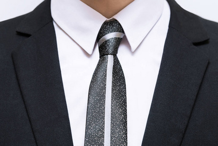 黑色西装配白衬衫和领带