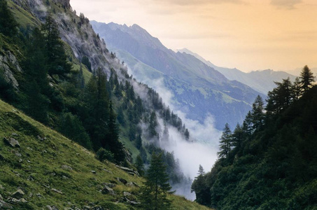 Stubai 阿尔卑斯山的云雾弥漫的山谷, 蒂罗尔, 奥地利, 欧洲