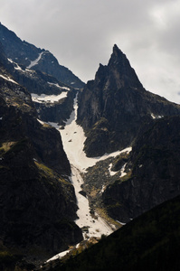 山，山岳 mountain的名词复数  山脉 群山