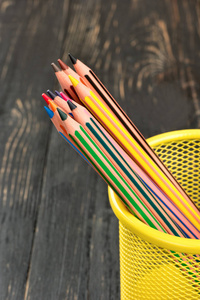 购物篮中的彩色的铅笔
