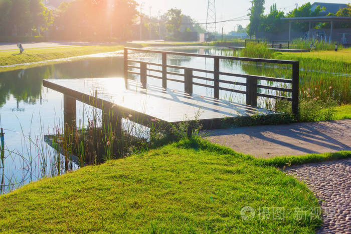 乡村花园湖边的木廊前