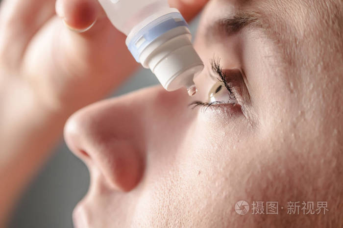年轻女子申请滴眼液
