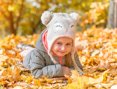 秋天森林里的小女孩