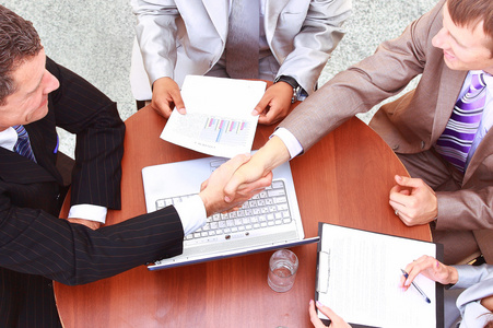 大厅手握手业务合作伙伴握手抽象握手的业务商务洽谈与两位商家握手