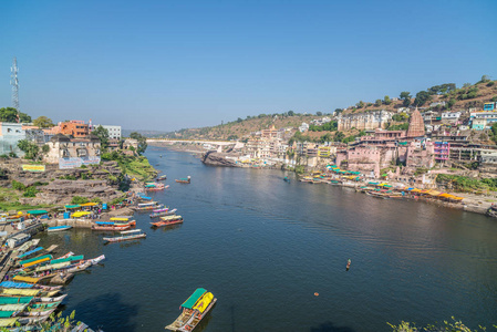 Omkareshwar 景观, 印度, 神圣的印度教寺庙。神圣的达河, 小船漂浮。游客和朝圣者的旅游目的地