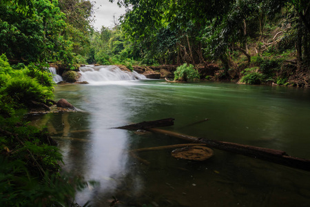 水落在森林 杰德的河内 瀑布在泰国