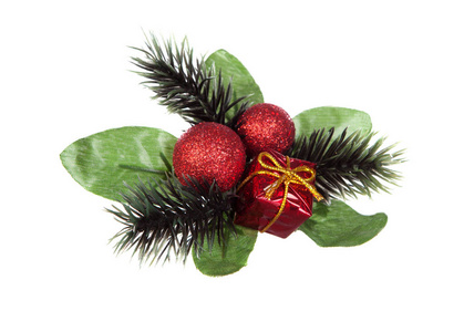 传统的圣诞装饰与冷杉树枝, 红色球和小礼品盒组成的白色背景隔离