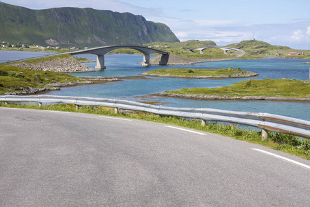 全景和桥梁在罗浮挪威 Fredvang
