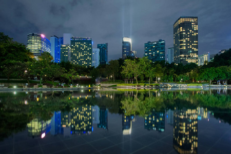 商业区市区的背景, 摩天大楼倒映在水中。吉隆坡市中心公园在晚上