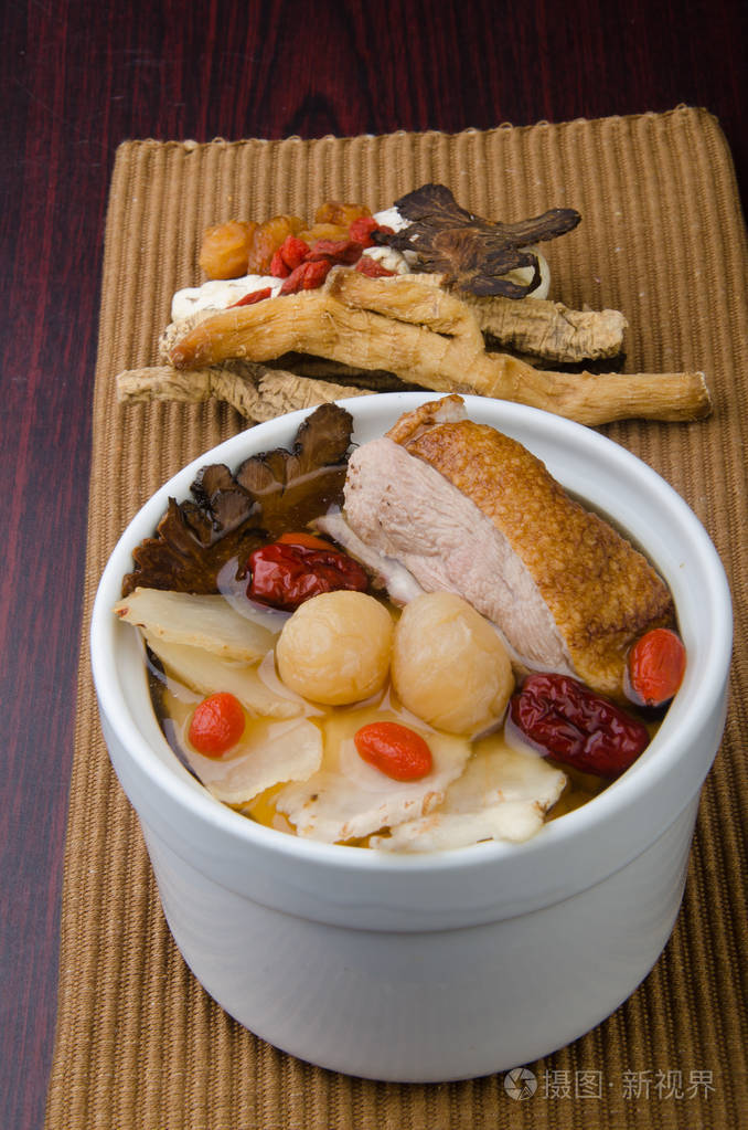 鸡和草本汤煲中国食品样式