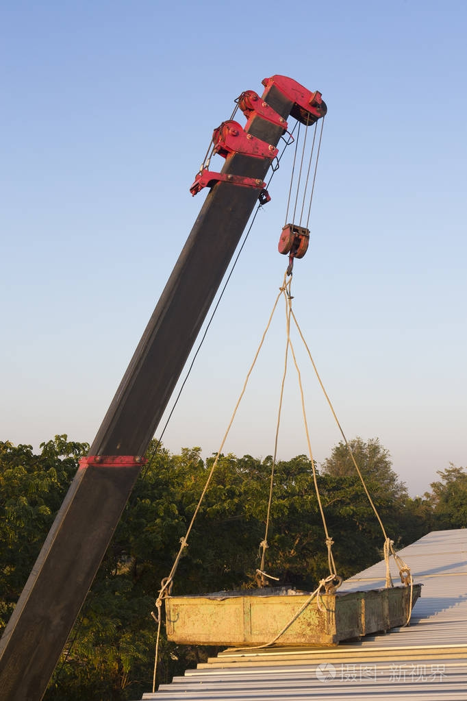 起重机在屋顶上升降