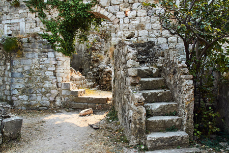 黑山酒吧城石建筑遗址