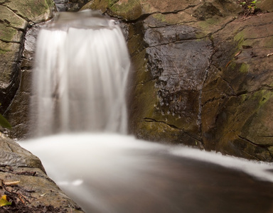 长时间曝光的小型瀑布景观照片