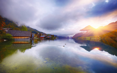 薄雾的早晨在湖 Grundlsee 阿尔卑斯奥地利欧洲