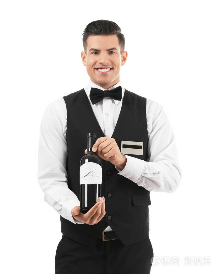 服务员拿着瓶酒在白色背景