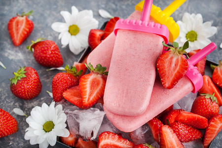 美味的草莓冰棍冰淇淋