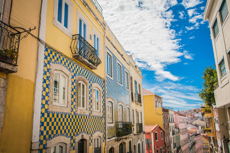 蓝色白色墙壁瓦片在里斯本在葡萄牙在 telenemnt 房子