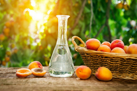 一瓶和杏子水果白兰地