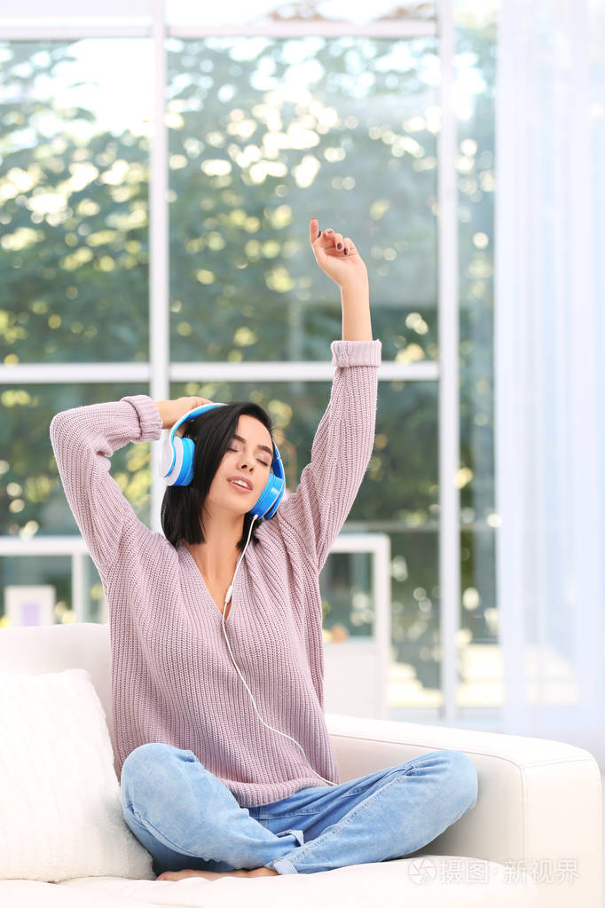 在家听音乐的少妇通过耳机
