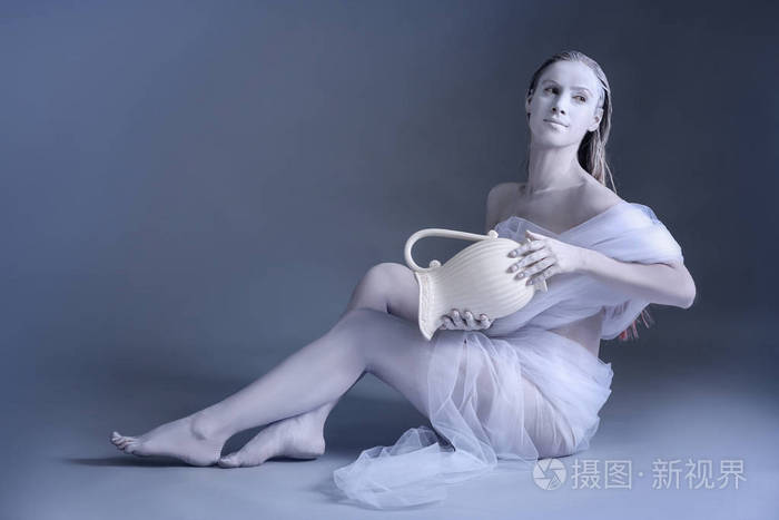 美丽的年轻女子与惊人的身体艺术水瓶座反对灰色背景 星座概念照片 正版商用图片02jxd0 摄图新视界