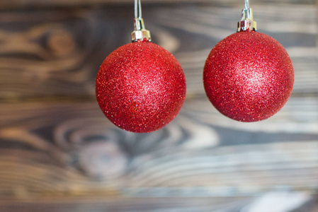 红色圣诞球在木背景。复制空间