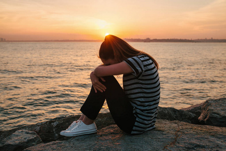 用手捂着脸, 哭得心烦意乱