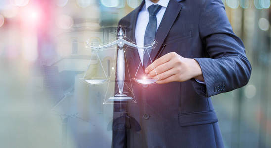 律师提请公正的天平照片