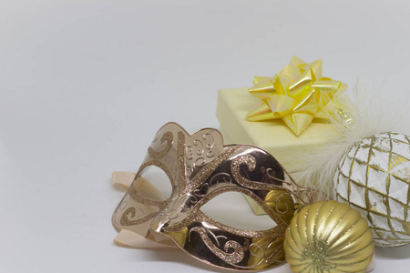 桌子上的金色面具和礼品盒