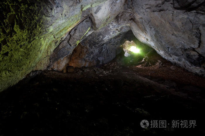 洞穴在黑暗中