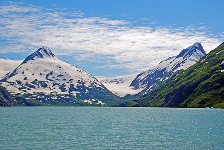 阿拉斯加冰川雕刻的山脉