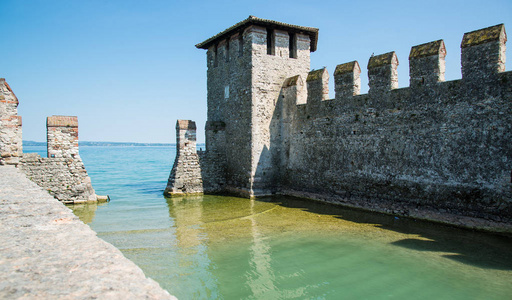 斯卡里格在老城西尔米奥湖上的中世纪城堡 Lago di Garda。意大利