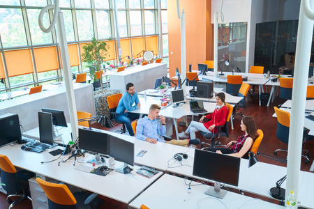 初创企业人集团在现代 coworking 办公空间工作