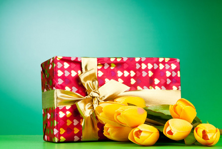 庆祝概念礼盒和郁金香花