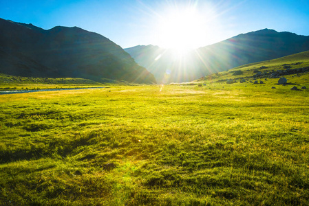 山上的太阳图片