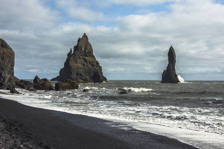 在冰岛附近 Vik Reynisfjara 海滩