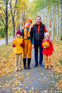 家庭在秋天的公园
