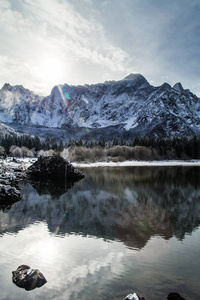 第一场雪在山下湖