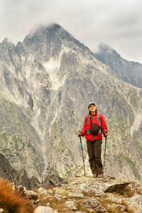 女人乐意在山里徒步旅行