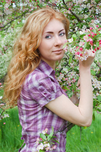 红发女子在苹果花中