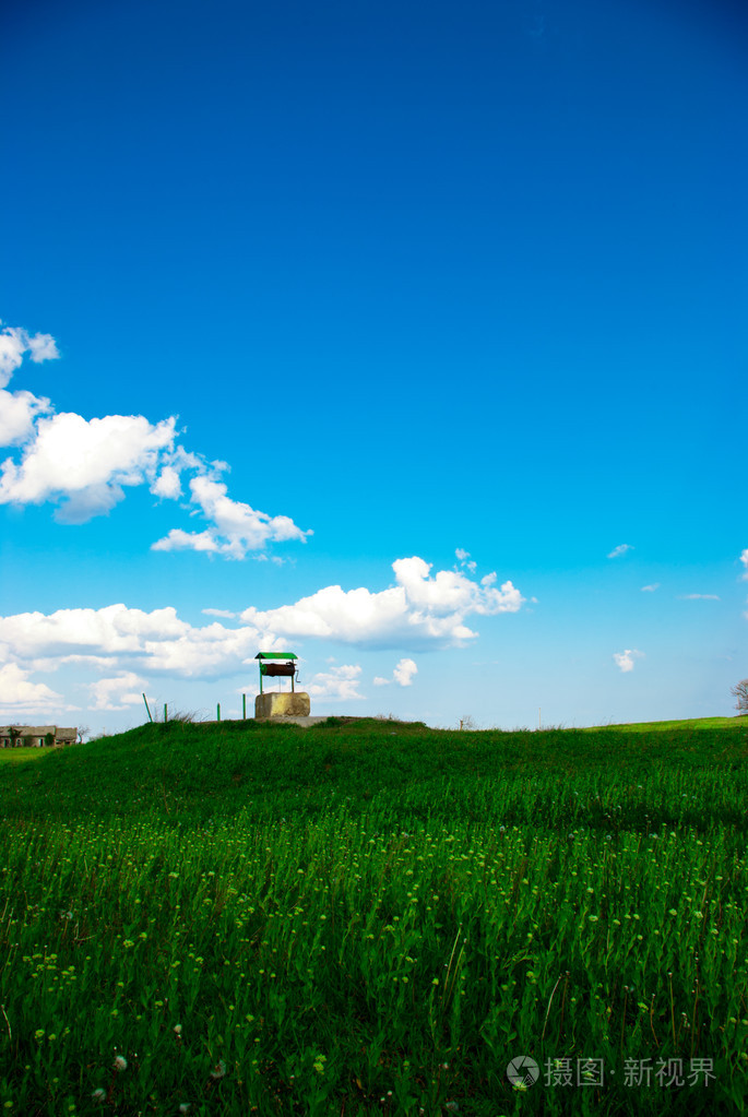 绿色田野和蓝天的木井