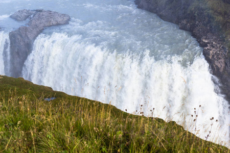 从峡谷边缘看 Gullfoss 瀑布