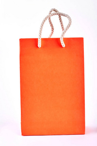 白色背景上的橙色购物袋。
