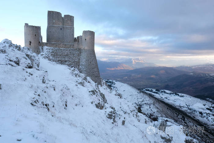 罗卡calascio 的雪山城堡