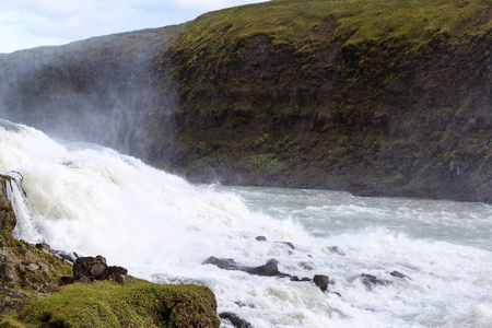 从峡谷看 Gullfoss 瀑布水流