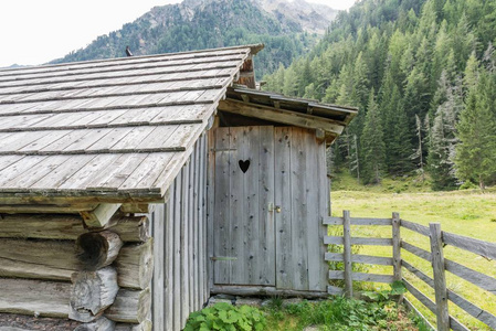 奥地利高山木屋的木制厕所