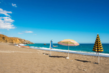 令人惊异热带海滩的餐厅 Tripiti，在克里特岛，沙滩，碧绿的水和一些幸运的露营者，希腊