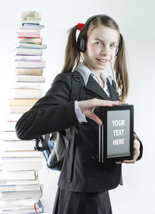 带着一叠印刷书籍的电子书的少女