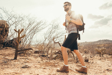 背包徒步旅行在沙漠中的人。旅游生活方式的成功理念