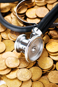 硬币和听诊器昂贵医疗保健的概念