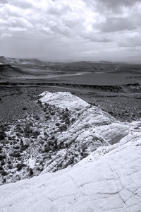 沿着犹他州雪峡谷的砂岩往下看